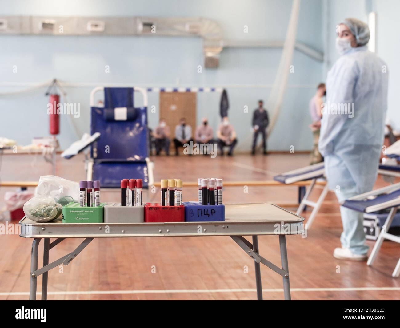 Reutov, Russia. 15 aprile 2020. Organizzazione della donazione di sangue nella sala sportiva della Guardia Nazionale nella regione di Mosca.in occasione della Giornata nazionale dei donatori, Che si celebra il 20 aprile, i dipendenti delle divisioni della direzione principale di Roggvardia nella regione di Mosca, insieme alla stazione regionale di trasfusione del sangue, hanno completato l'azione di donatore del Distretto centrale di Roggvardia "da cuore a cuore". Grazie alle Guardie nazionali, durante l'intera azione sono stati raccolti circa 80 litri di sangue. (Foto di Mihail Siergiejevicz/SOPA Images/Sipa USA) Credit: Sipa USA/Alamy Live News Foto Stock