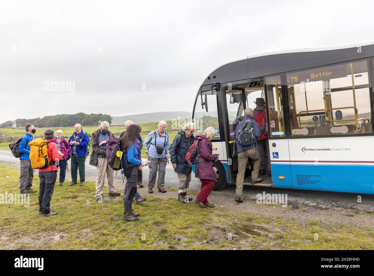 Gruppo di escursionisti a bordo del bus Settle a Malham Tarn Lavelli, Yorkshire Dales, Regno Unito Foto Stock