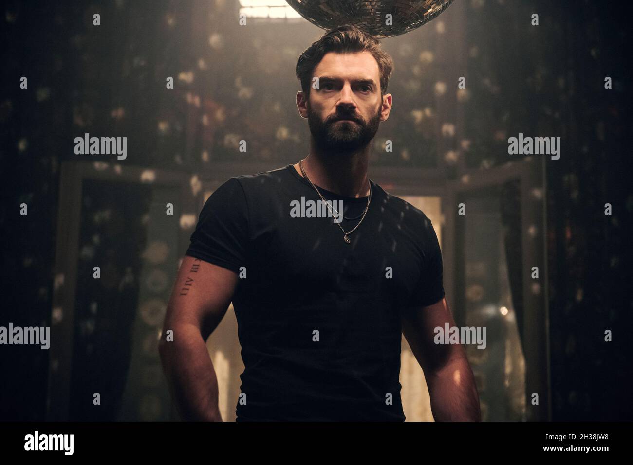 DATA DI USCITA: 29 ottobre 2021 TITOLO: Army of Thieves CASA DI PRODUZIONE: Pantaleon Films REGISTA: Matthias Schweighofer TRAMA: Un prequel, ambientato prima degli eventi di Army of the Dead, che si concentra sul safecracker tedesco Ludwig Dieter guida un gruppo di aspiranti ladri su un heist top secret durante le prime fasi dell'apocalisse zombie. PROTAGONISTA: STUART MARTIN come Brad. (Credit Image: © Pantaleon Films/Entertainment Pictures) Foto Stock