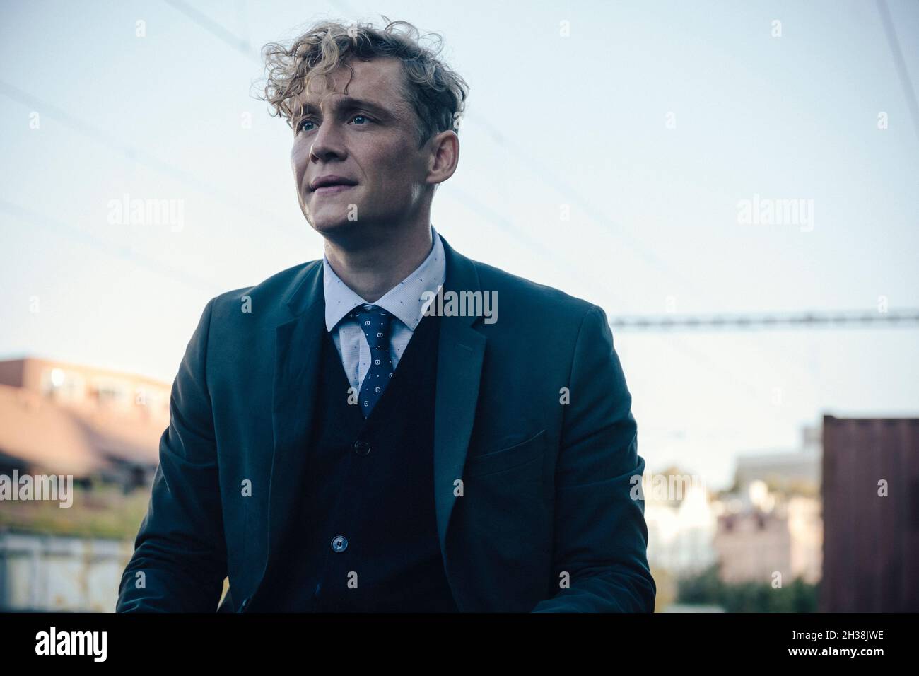 DATA DI USCITA: 29 ottobre 2021 TITOLO: Army of Thieves CASA DI PRODUZIONE: Pantaleon Films REGISTA: Matthias Schweighofer TRAMA: Un prequel, ambientato prima degli eventi di Army of the Dead, che si concentra sul safecracker tedesco Ludwig Dieter guida un gruppo di aspiranti ladri su un heist top secret durante le prime fasi dell'apocalisse zombie. PROTAGONISTA: MATTHIAS SCHWEIGHOFER come Dieter. (Credit Image: © Pantaleon Films/Entertainment Pictures) Foto Stock