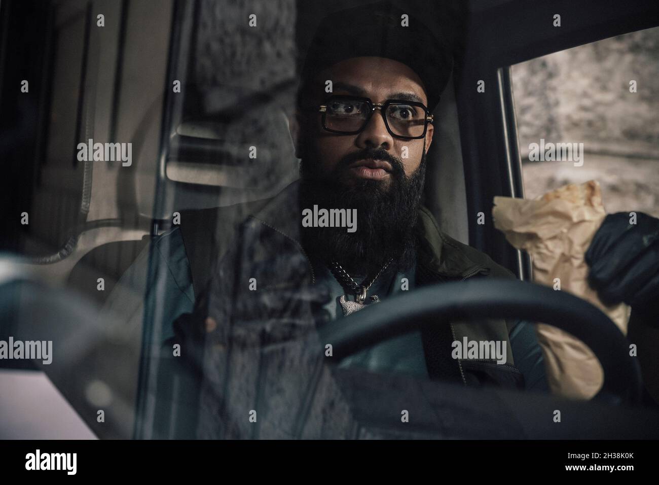 DATA DI USCITA: 29 ottobre 2021 TITOLO: Army of Thieves CASA DI PRODUZIONE: Pantaleon Films REGISTA: Matthias Schweighofer TRAMA: Un prequel, ambientato prima degli eventi di Army of the Dead, che si concentra sul safecracker tedesco Ludwig Dieter guida un gruppo di aspiranti ladri su un heist top secret durante le prime fasi dell'apocalisse zombie. PROTAGONISTA: GUZ KHAN come Rolph. (Credit Image: © Pantaleon Films/Entertainment Pictures) Foto Stock