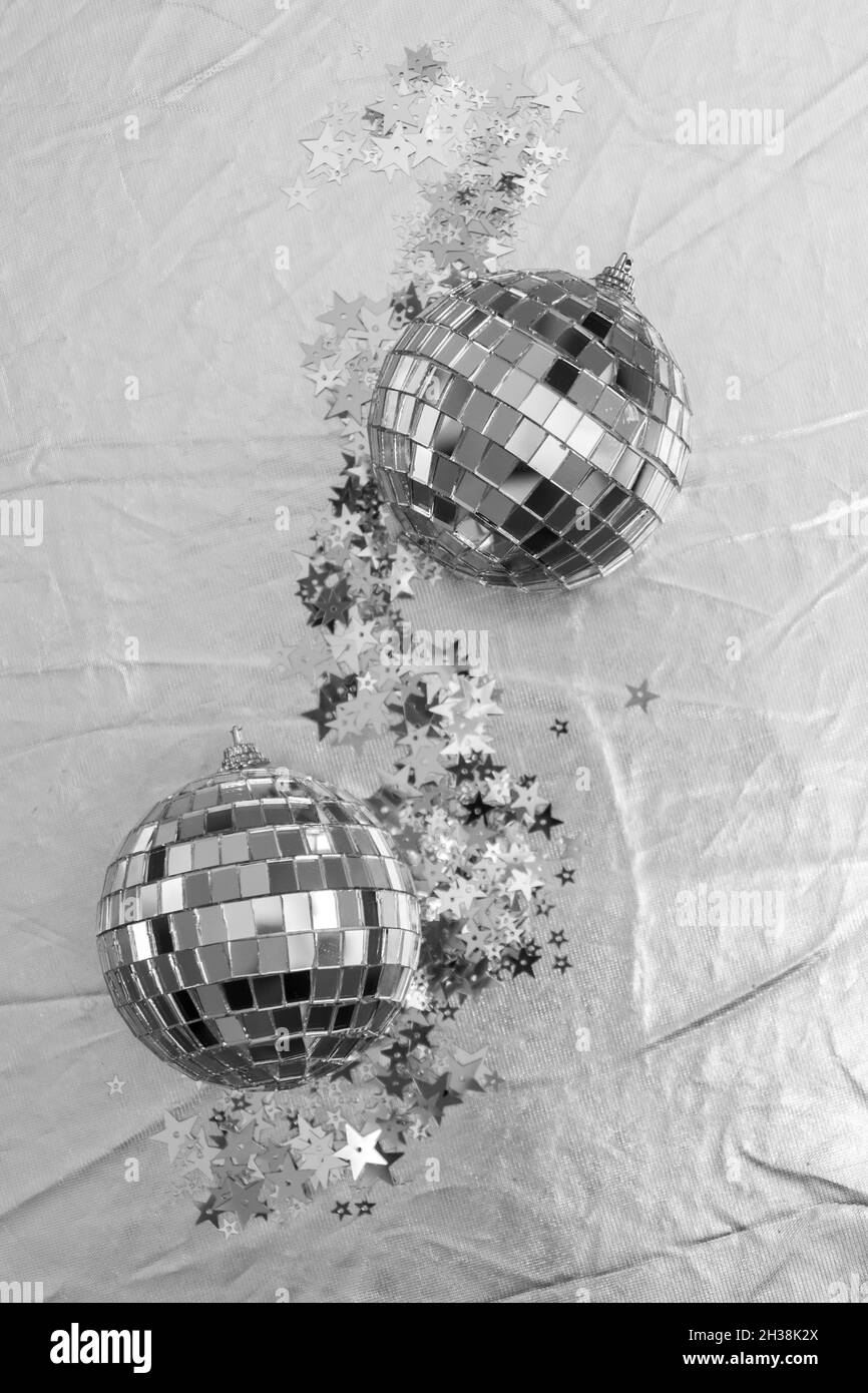 Sfera disco bianco e nero con stelle lucide Foto Stock