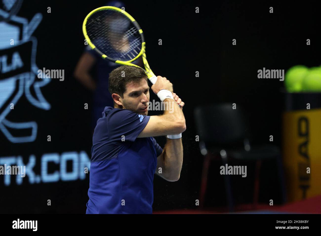 San Pietroburgo, Russia. 26 ottobre 2021. Federico Delbonis dell'Argentina in azione durante il torneo di tennis del St. Petersburg Open 2021 contro Pablo Andujar della Spagna alla Sibur Arena.Punteggio finale: (Federico Delbonis 0 - 2 Pablo Andujar). Credit: SOPA Images Limited/Alamy Live News Foto Stock