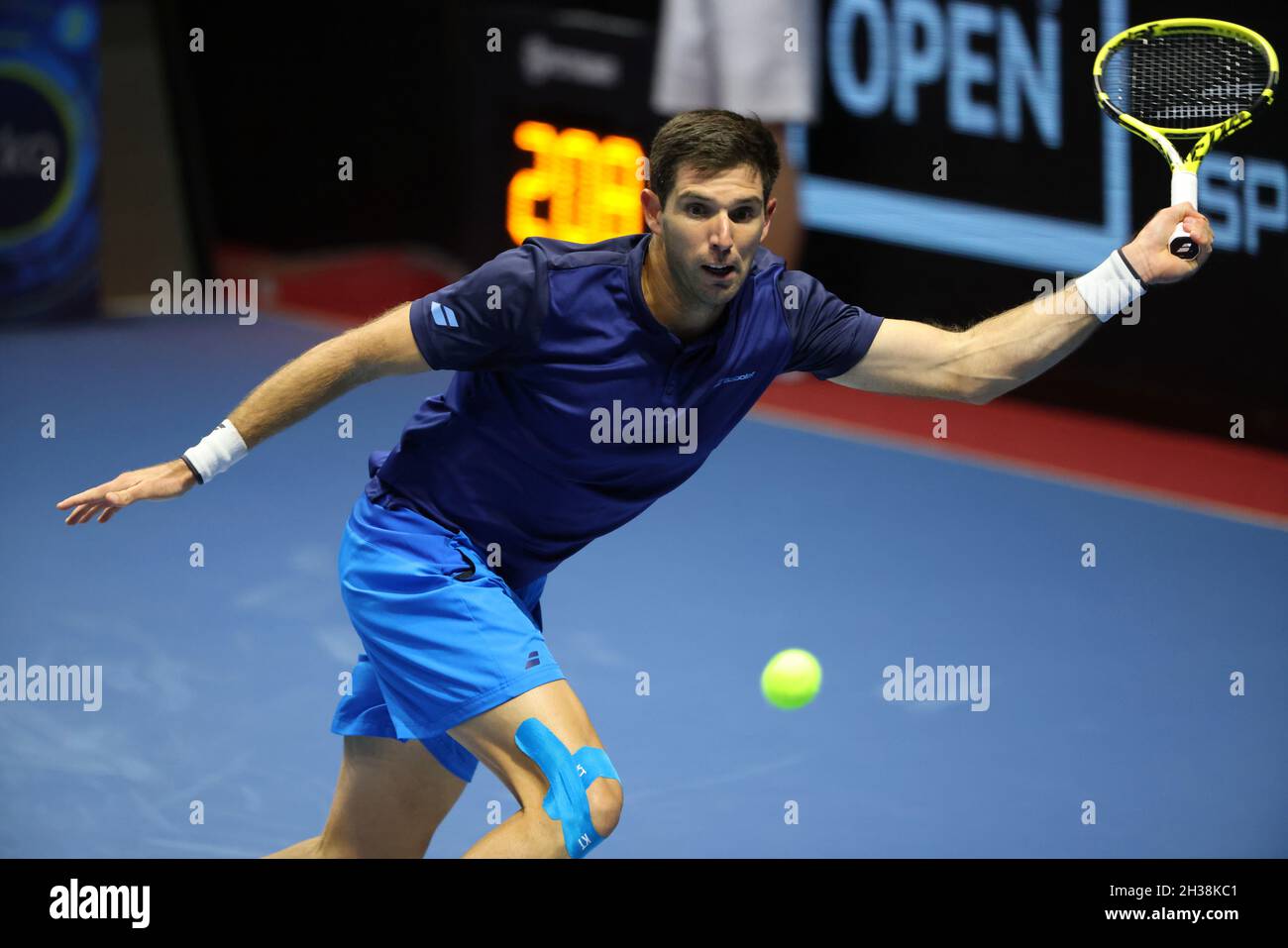 San Pietroburgo, Russia. 26 ottobre 2021. Federico Delbonis dell'Argentina in azione durante il torneo di tennis del St. Petersburg Open 2021 contro Pablo Andujar della Spagna alla Sibur Arena.Punteggio finale: (Federico Delbonis 0 - 2 Pablo Andujar). Credit: SOPA Images Limited/Alamy Live News Foto Stock