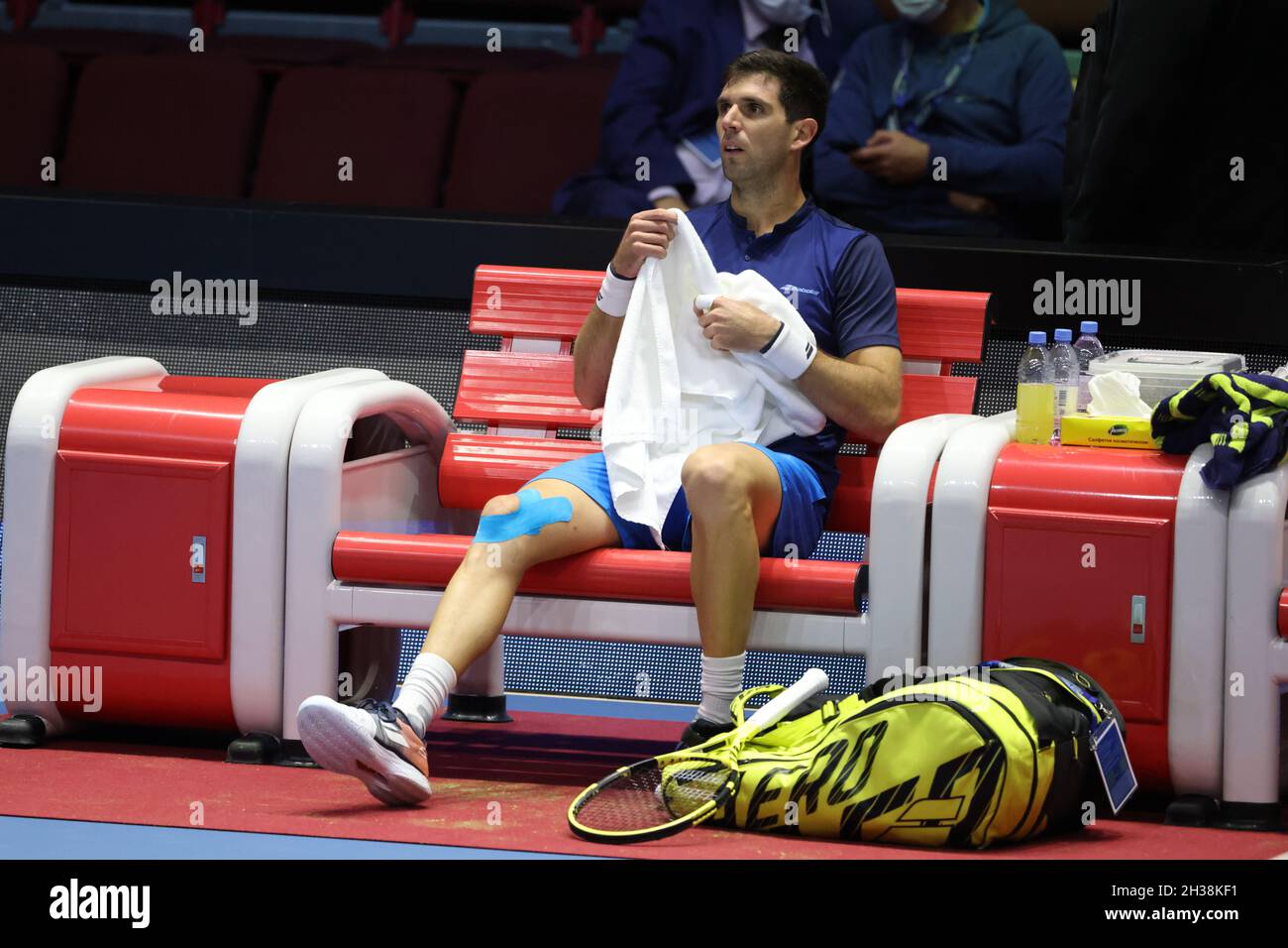 San Pietroburgo, Russia. 26 ottobre 2021. Federico Delbonis dell'Argentina in azione durante il torneo di tennis del St. Petersburg Open 2021 contro Pablo Andujar della Spagna alla Sibur Arena.Punteggio finale: (Federico Delbonis 0 - 2 Pablo Andujar). Credit: SOPA Images Limited/Alamy Live News Foto Stock