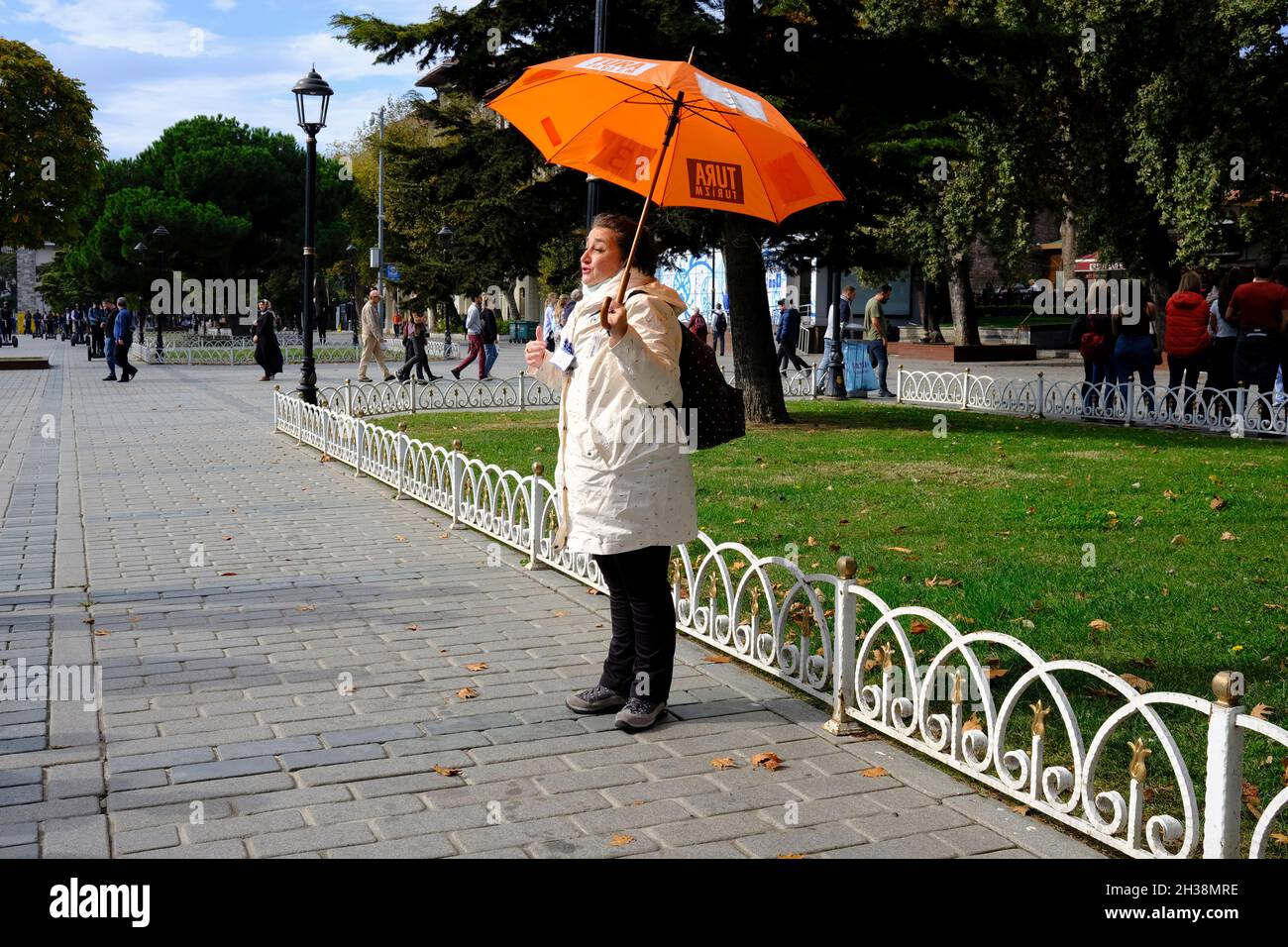Una guida turistica in Piazza Sultanahmet, Istanbul, Turchia Foto Stock