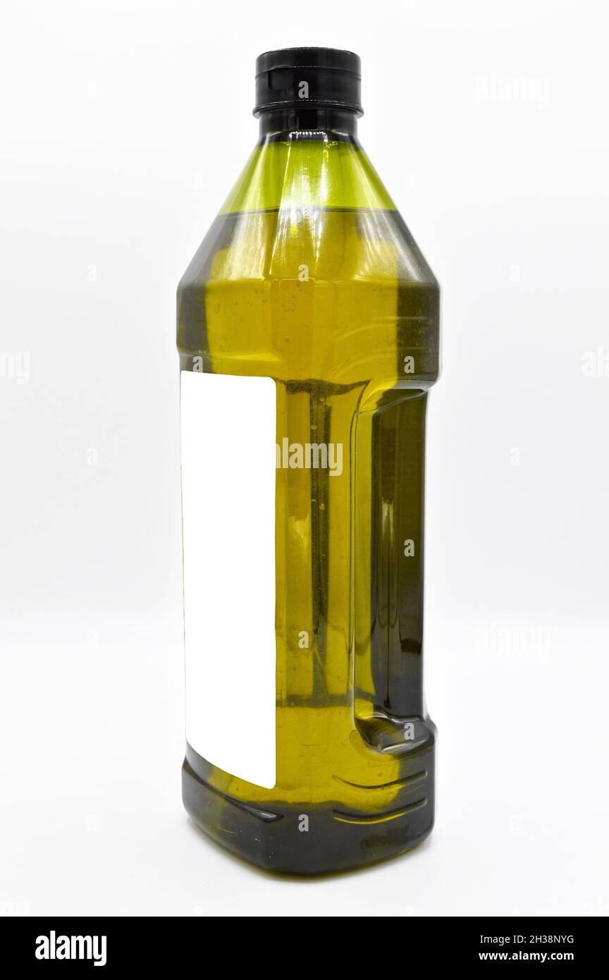 Olio d'oliva naturale confezionato in bottiglia di plastica, prodotto pronto all'uso, isolato su fondo bianco Foto Stock