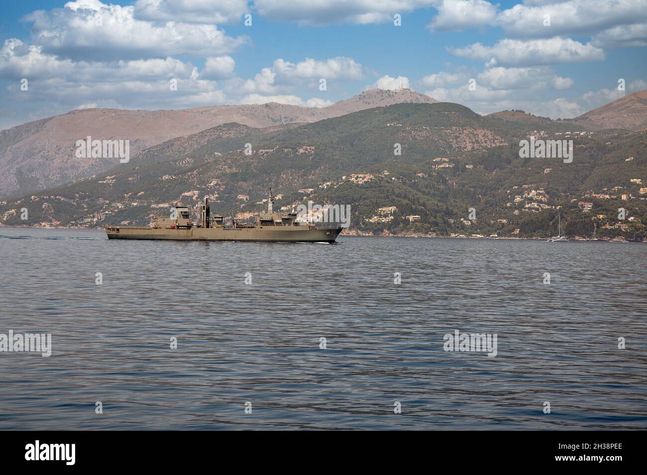 Nave di supporto logistico militare NATO al largo delle coste dell'isola di Corfù, Grecia Foto Stock