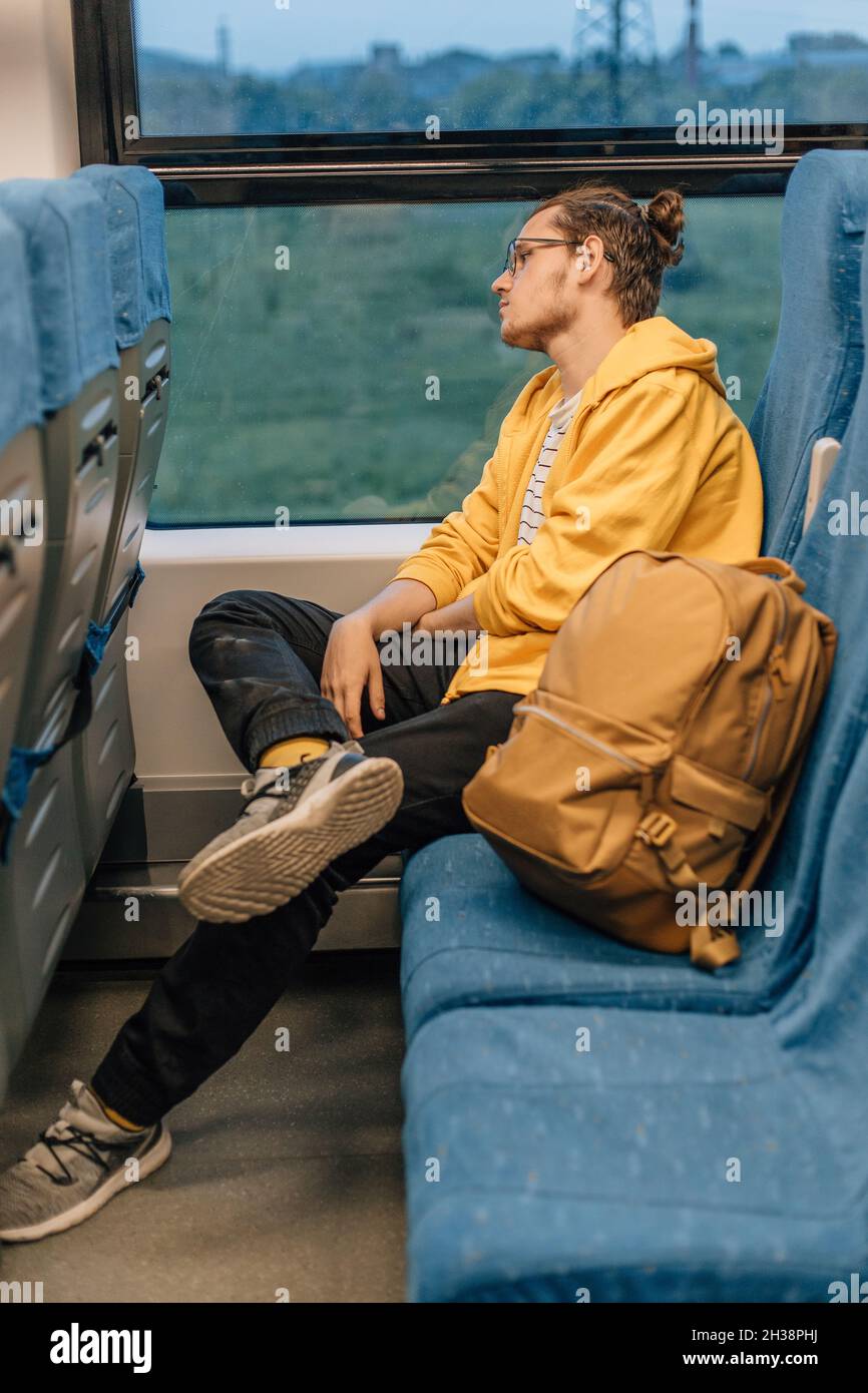 Giovane adolescente viaggia in treno, con i mezzi pubblici. Foto Stock