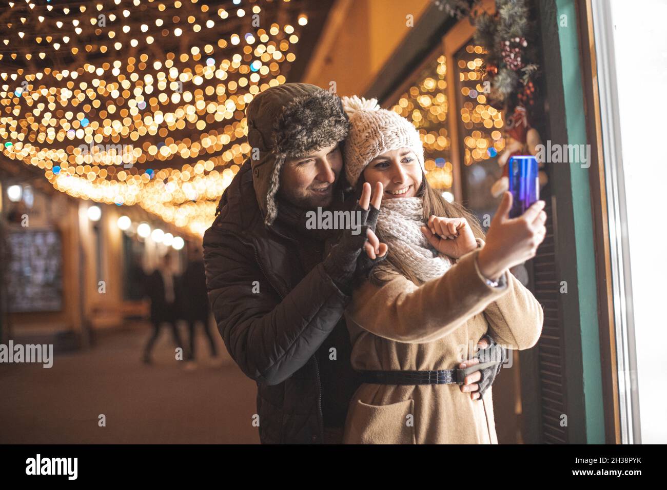 Romantica coppia a piedi e fare il cuore con caramella canna Foto Stock