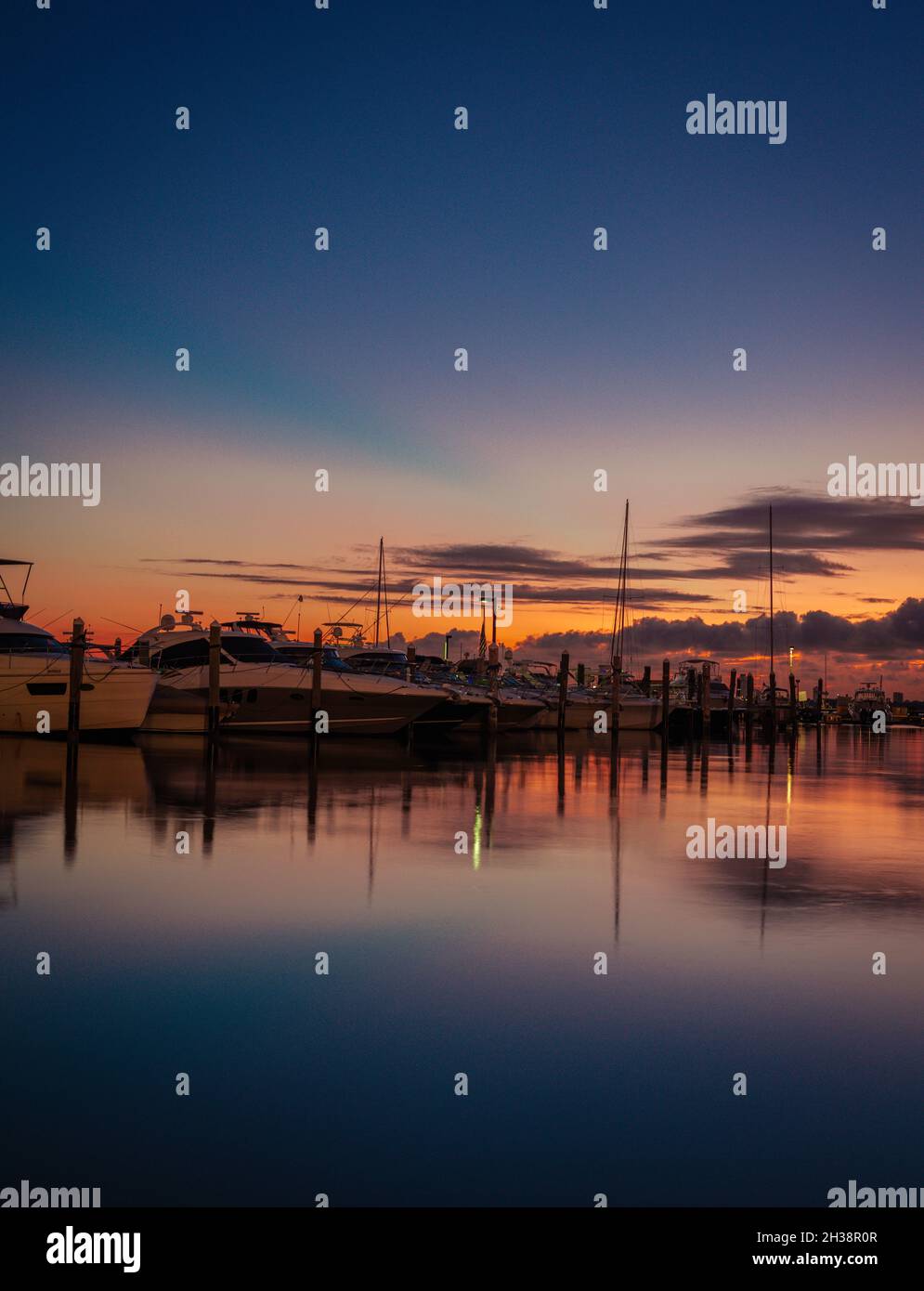 marina vista tramonto riflessi bellissimo cielo Foto Stock