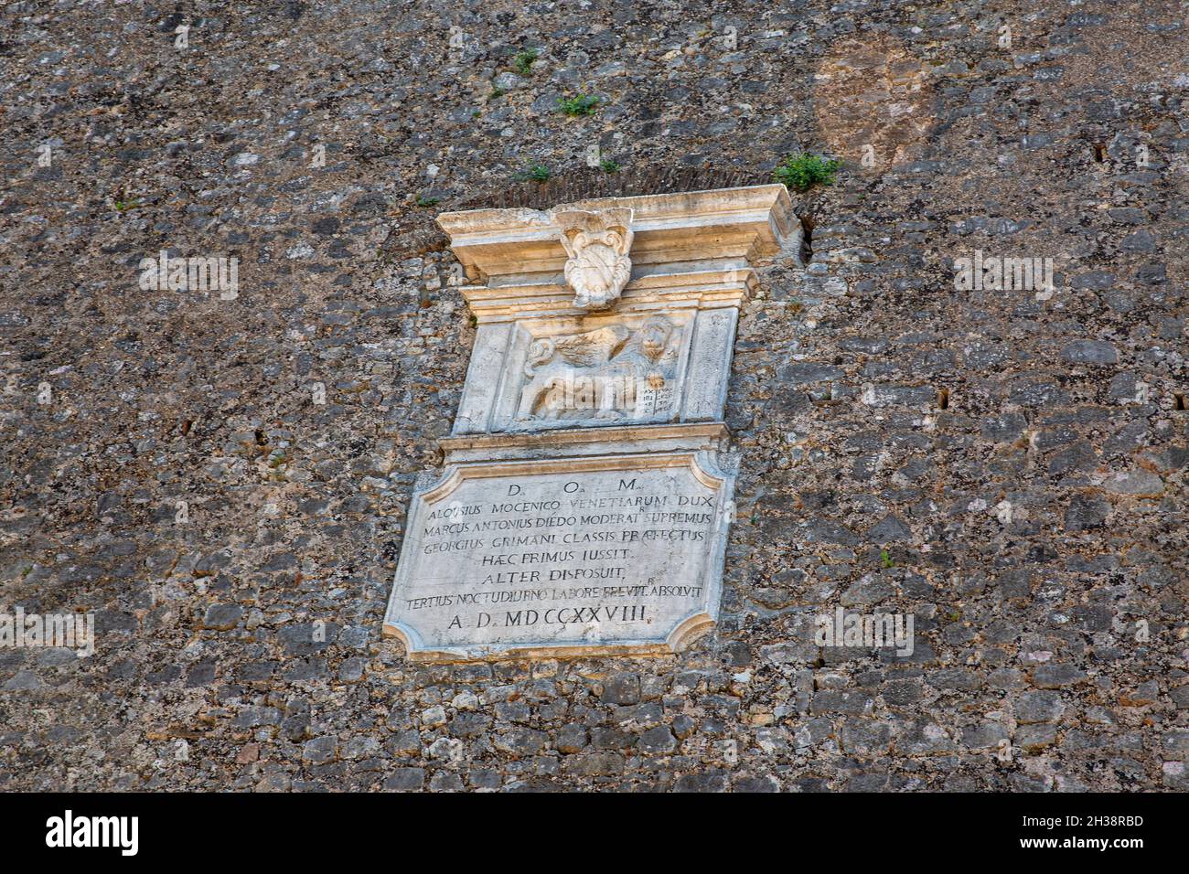 Mura inespugnabili della Nuova Fortezza medievale nel centro storico di Kerkyra. Corfù, Grecia. Foto Stock