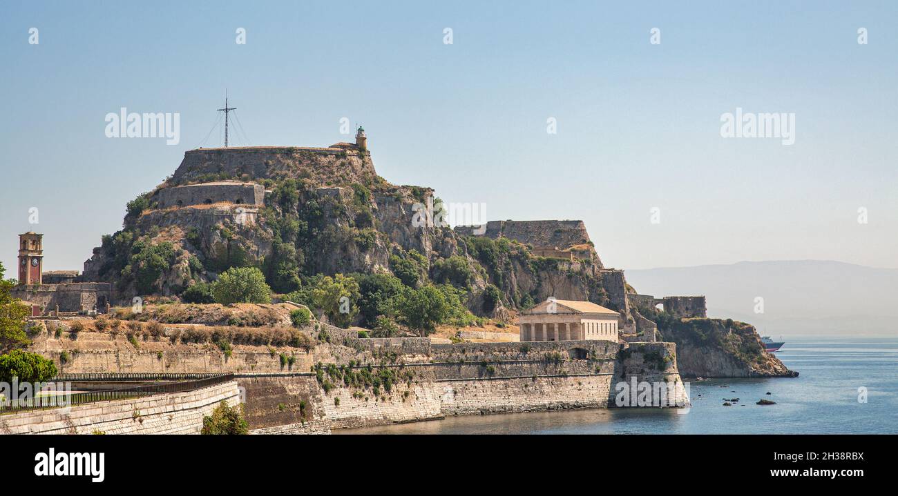 Famoso punto di riferimento turistico Vecchia Fortezza Veneziana con mura che vanno al mare, Chiesa di San Giorgio e torre dell'orologio. Kerkyra città, Corfù, Grecia Foto Stock