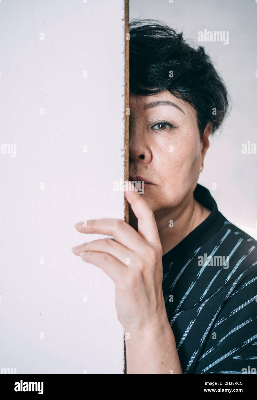 Ritratto di una donna anziana elegante e attraente in uno studio Foto Stock