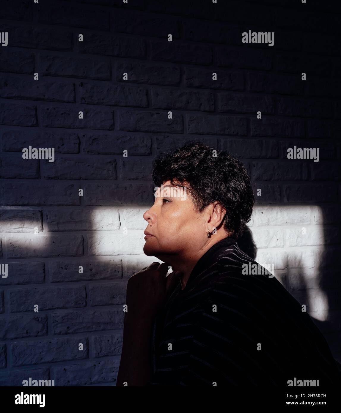 Ritratto di profilo di una donna anziana elegante attraente Foto Stock