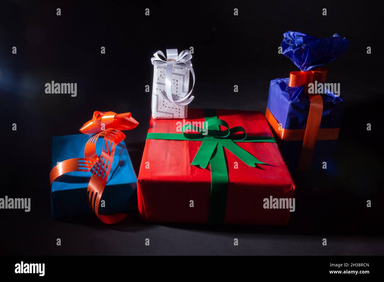 Regali isolati su sfondo nero. Regali di Natale o stagionali pronti per la consegna. Bellissimi regali. Foto Stock