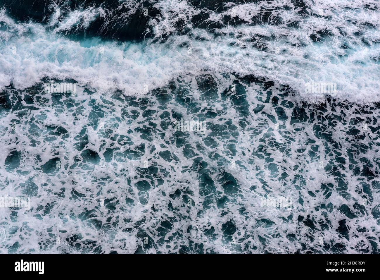 Forza della natura. L'Oceano Atlantico colpisce la costa settentrionale delle Isole Canarie Foto Stock