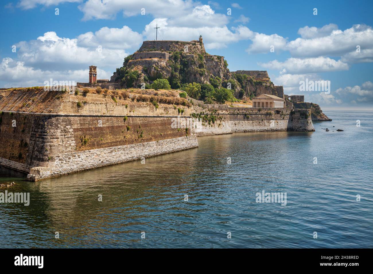 Famoso punto di riferimento turistico Vecchia Fortezza Veneziana con mura che vanno al mare, Chiesa di San Giorgio e torre dell'orologio. Kerkyra città, Corfù, Grecia Foto Stock