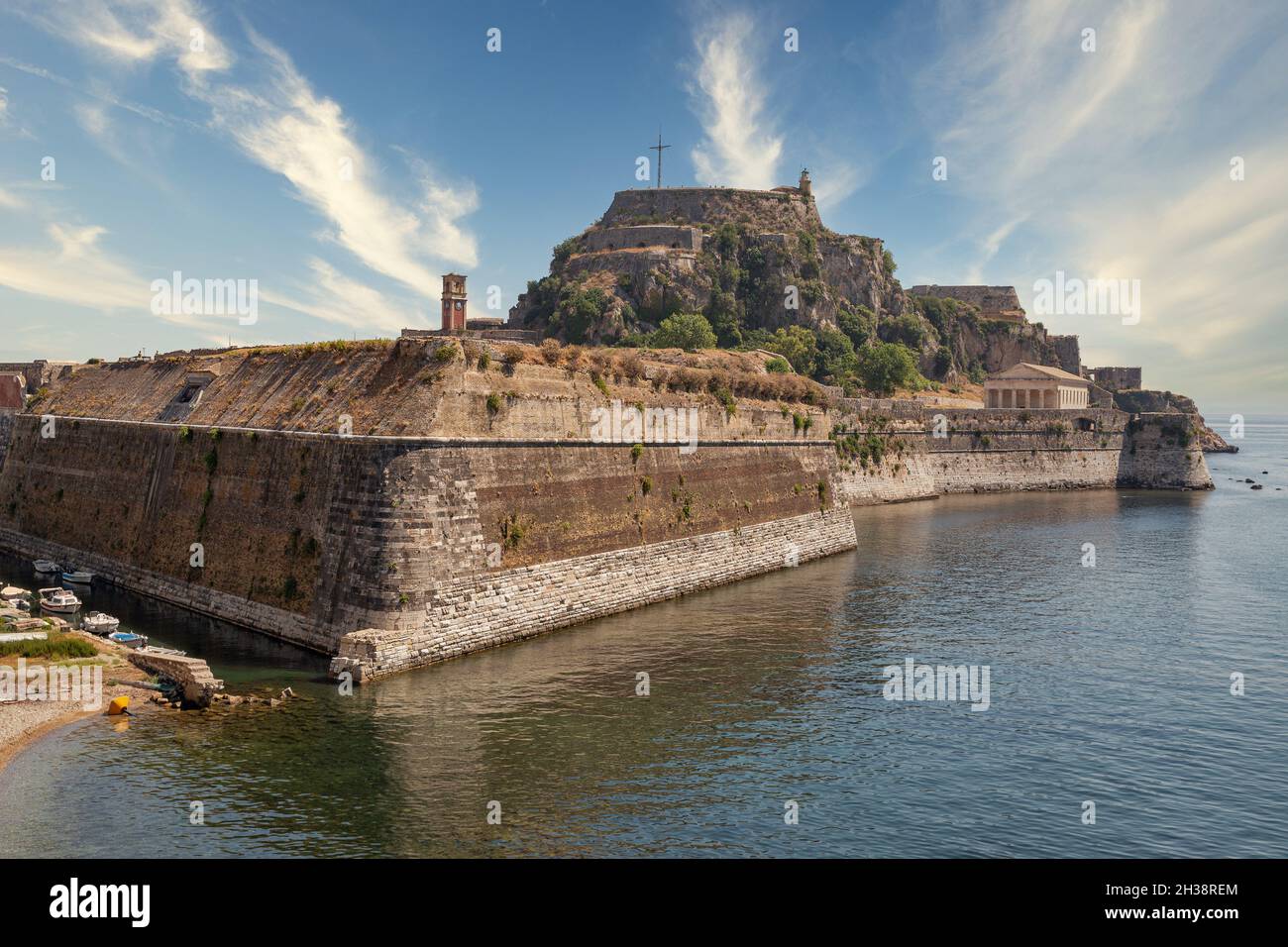 Famoso punto di riferimento turistico Vecchia Fortezza Veneziana con mura che vanno al mare, Chiesa di San Giorgio e torre dell'orologio. Kerkyra città, Corfù, Grecia Foto Stock