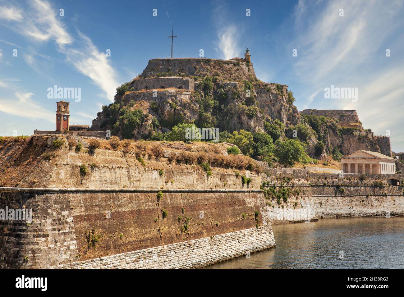 Famoso punto di riferimento turistico Vecchia Fortezza Veneziana con mura che vanno al mare, Chiesa di San Giorgio e torre dell'orologio. Kerkyra città, Corfù, Grecia Foto Stock