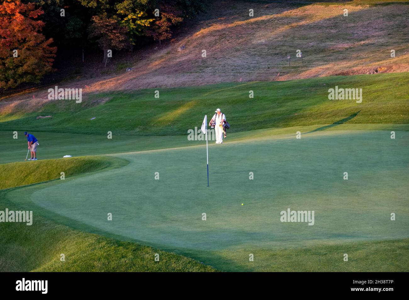 Golfisti che mettono su un Green, Sleepy Hallow Country Club, Westchester County, NY, USA, 2021 Foto Stock
