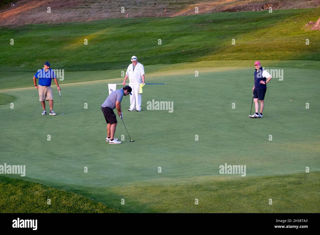 Golfisti che mettono su un Green, Sleepy Hallow Country Club, Westchester County, NY, USA, 2021 Foto Stock
