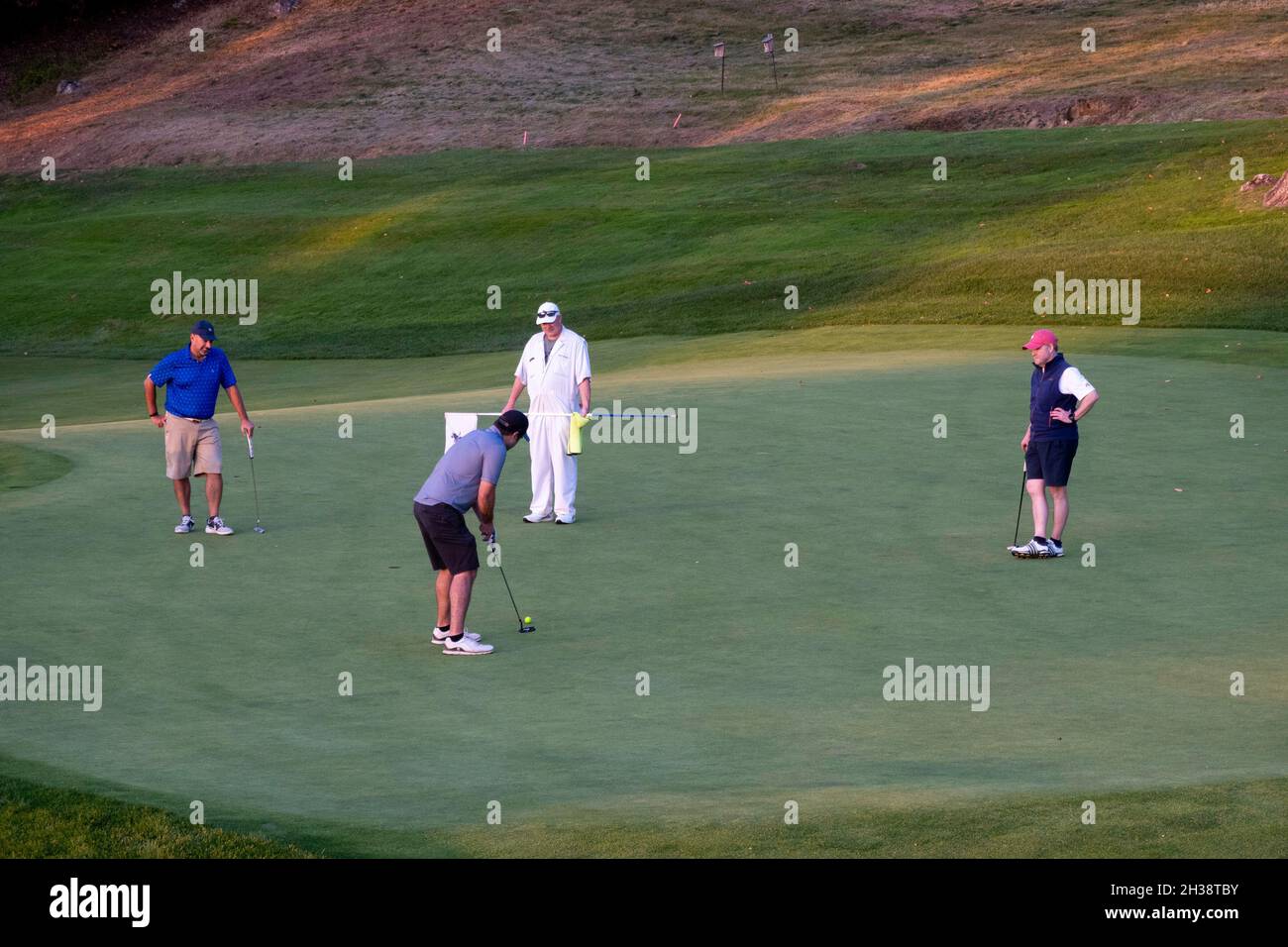 Golfisti che mettono su un Green, Sleepy Hallow Country Club, Westchester County, NY, USA, 2021 Foto Stock