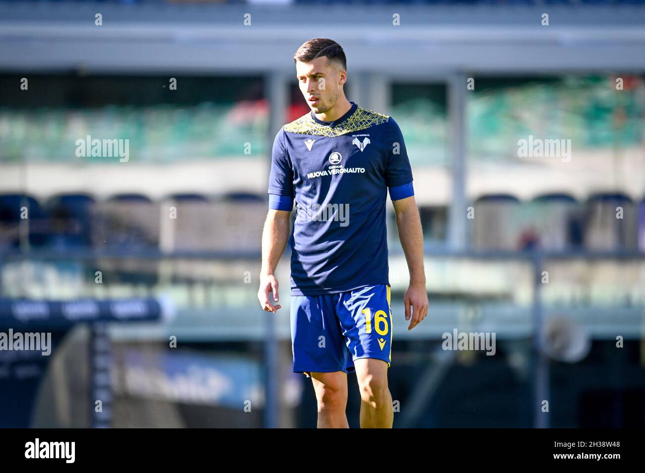Verona, Italia. 24 ottobre 2021. Nicolo Casale (Verona) ritratto durante il riscaldamento durante Hellas Verona FC vs SS Lazio, Serie Italiana di calcio A a partita a Verona, Italia, Ottobre 24 2021 Credit: Agenzia Foto indipendente/Alamy Live News Foto Stock