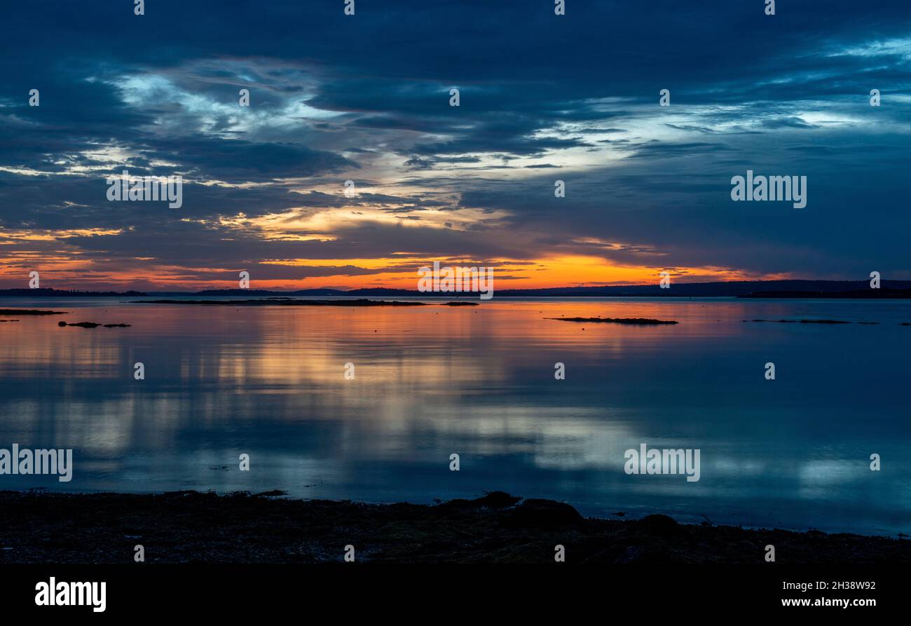 Nuvole al tramonto. Vista sull'isola di Whaleboat. Harpswell Neck, Maine. Foto Stock