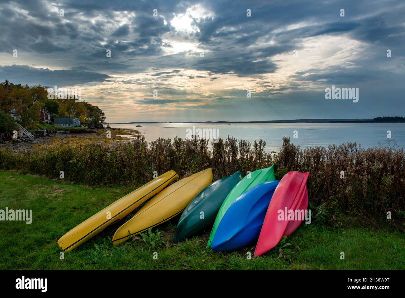 Costa rocciosa del Maine. Vista da Barnes Island. Harpswell. Foto Stock