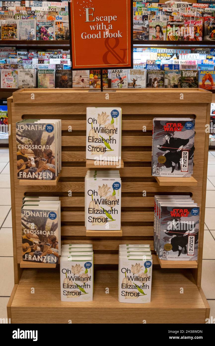 Barnes & Noble Booksellers sulla Fifth Avenue a New York City ha una grande selezione di prodotti, Stati Uniti Foto Stock