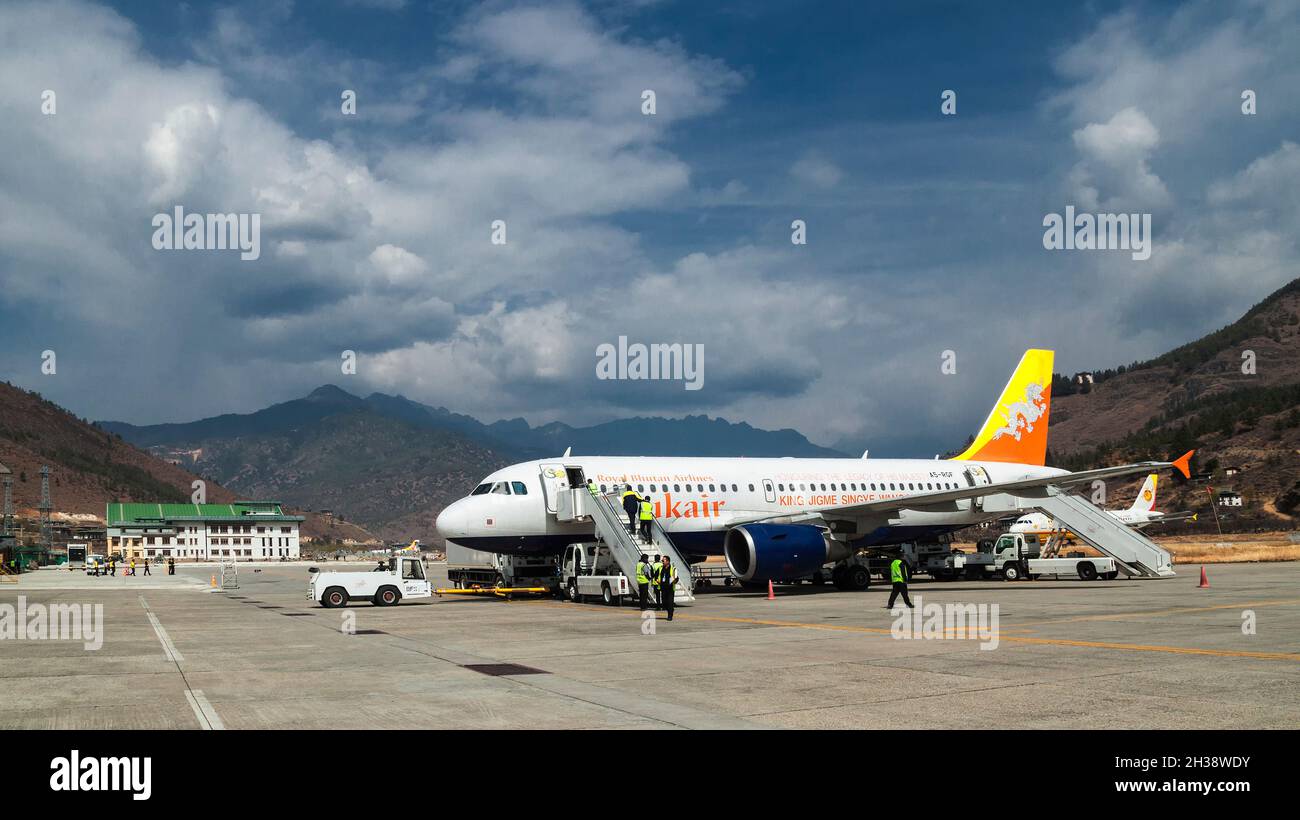 Paro/ Bhutan - 26 febbraio 2016: Drukair — Royal Bhutan Airlines Airplane Airbus A319s a Paro Airport, uno degli aeroporti più impegnativi, solo f Foto Stock