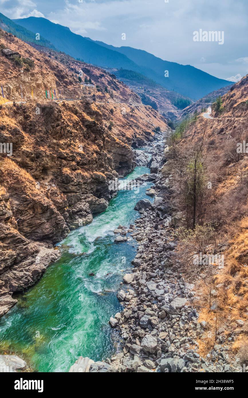 Fiume Paro Chu vicino alla città di Paro, Bhutan Foto Stock