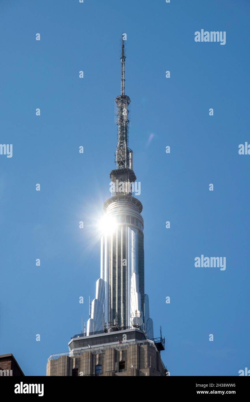 Sun Flare sull'Empire state Building a New York City, USA Foto Stock