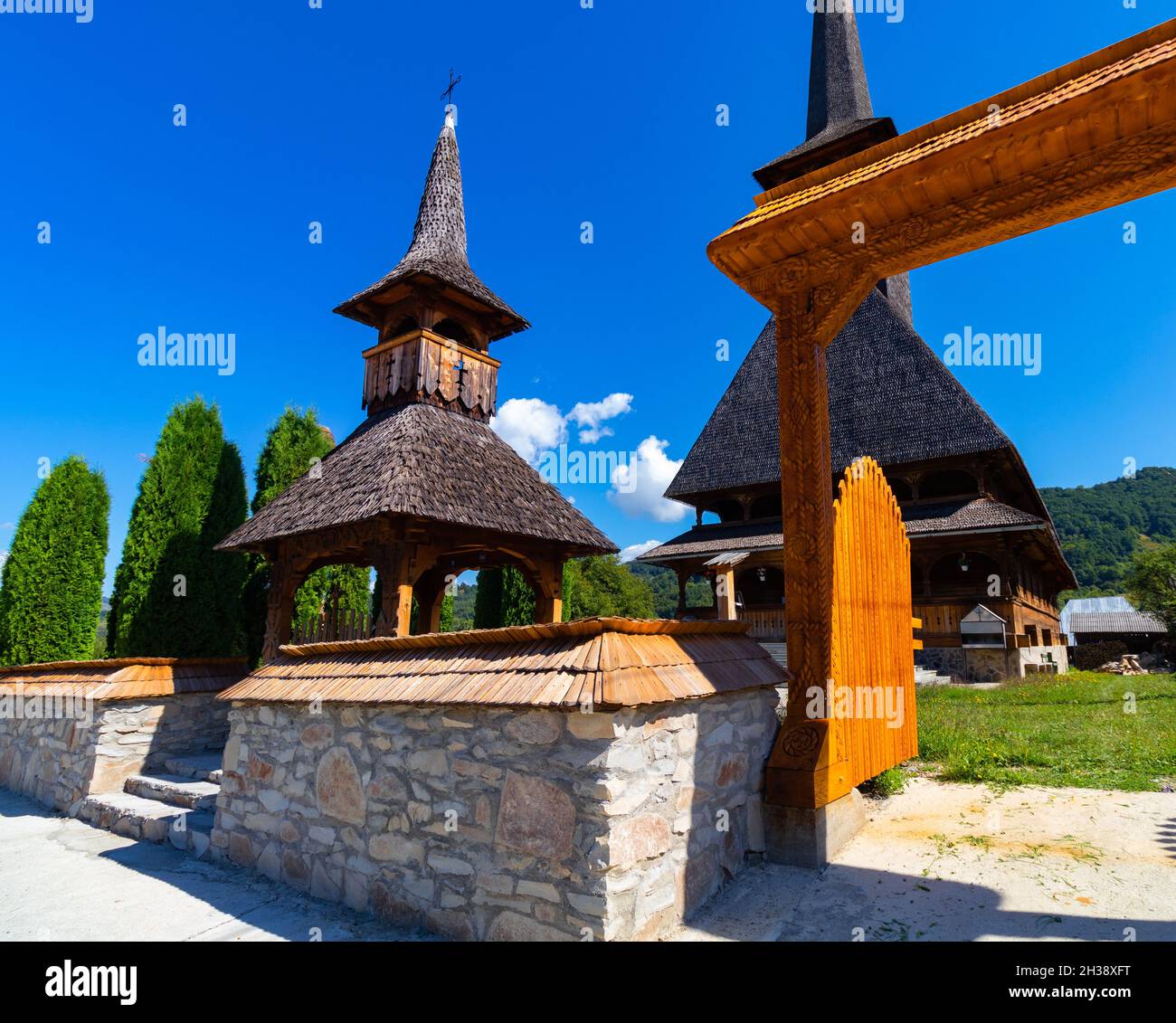 Porta Maramures e monastero dei villaggi di Maramures, dalla Romania, con architettura tradizionale e specificamente rumena in legno Foto Stock
