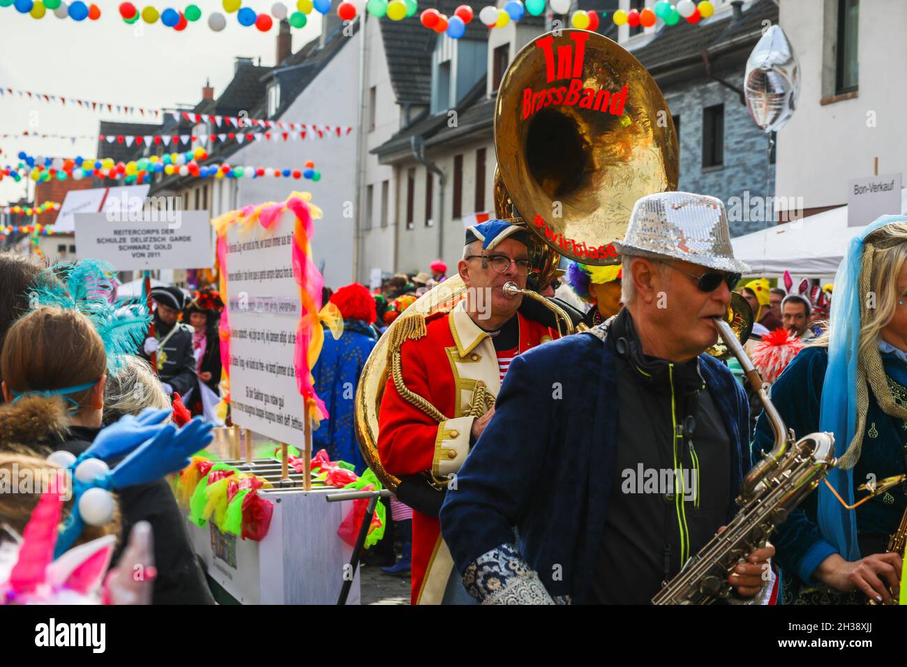 Colonia, Germania - 2 marzo 2019 Funny Street musicisti in abiti colorati che celebrano il carnevale. Foto Stock