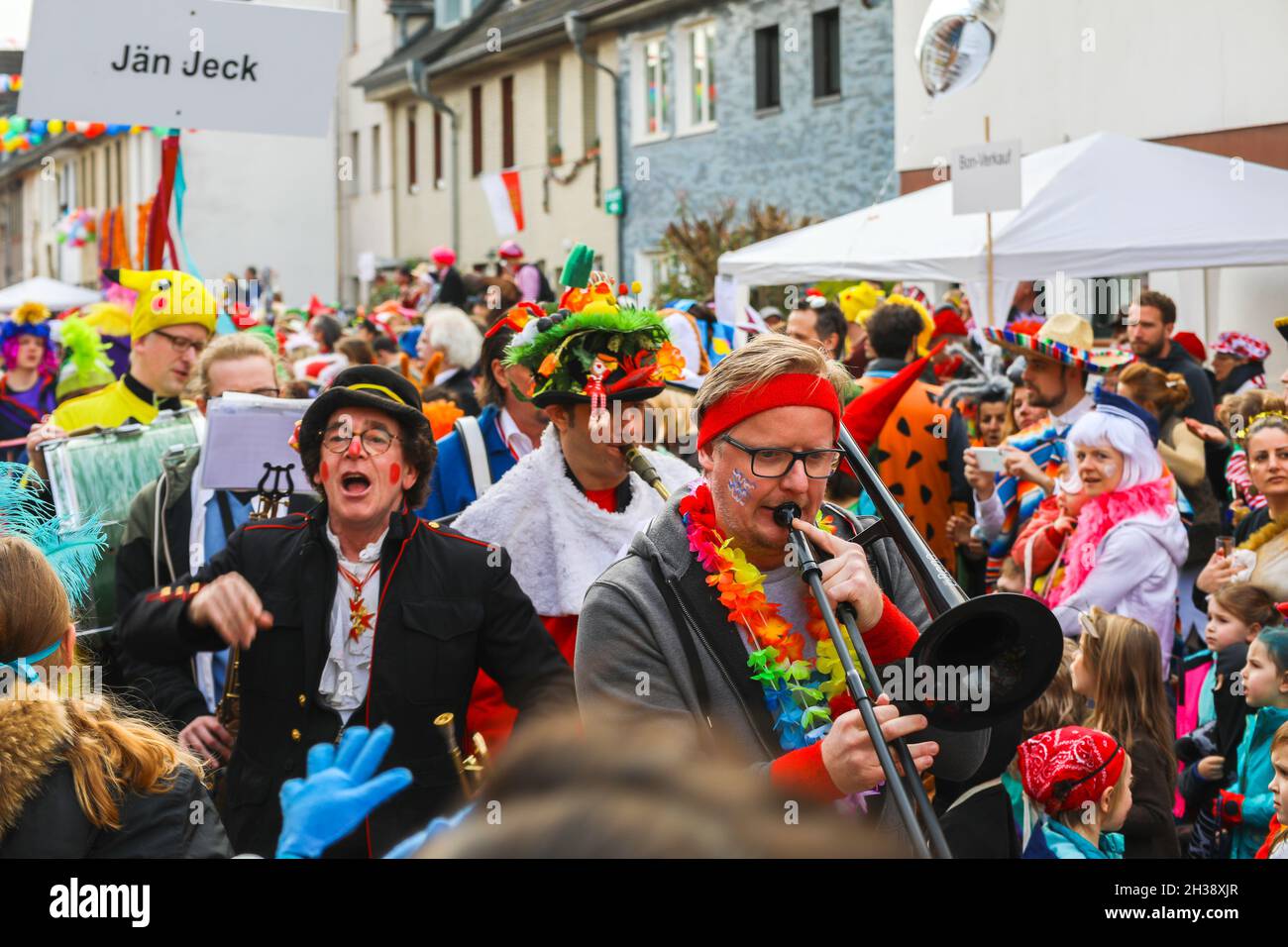 Colonia, Germania - 2 marzo 2019 Funny Street musicisti in abiti colorati che celebrano il carnevale. Foto Stock
