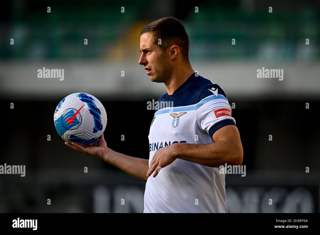 Verona, Italia. 24 ottobre 2021. Ritratto di Adam Marusic (Lazio) durante Hellas Verona FC vs SS Lazio, Campionato Italiano di calcio a partita a Verona, Italia, Ottobre 24 2021 Credit: Independent Photo Agency/Alamy Live News Foto Stock