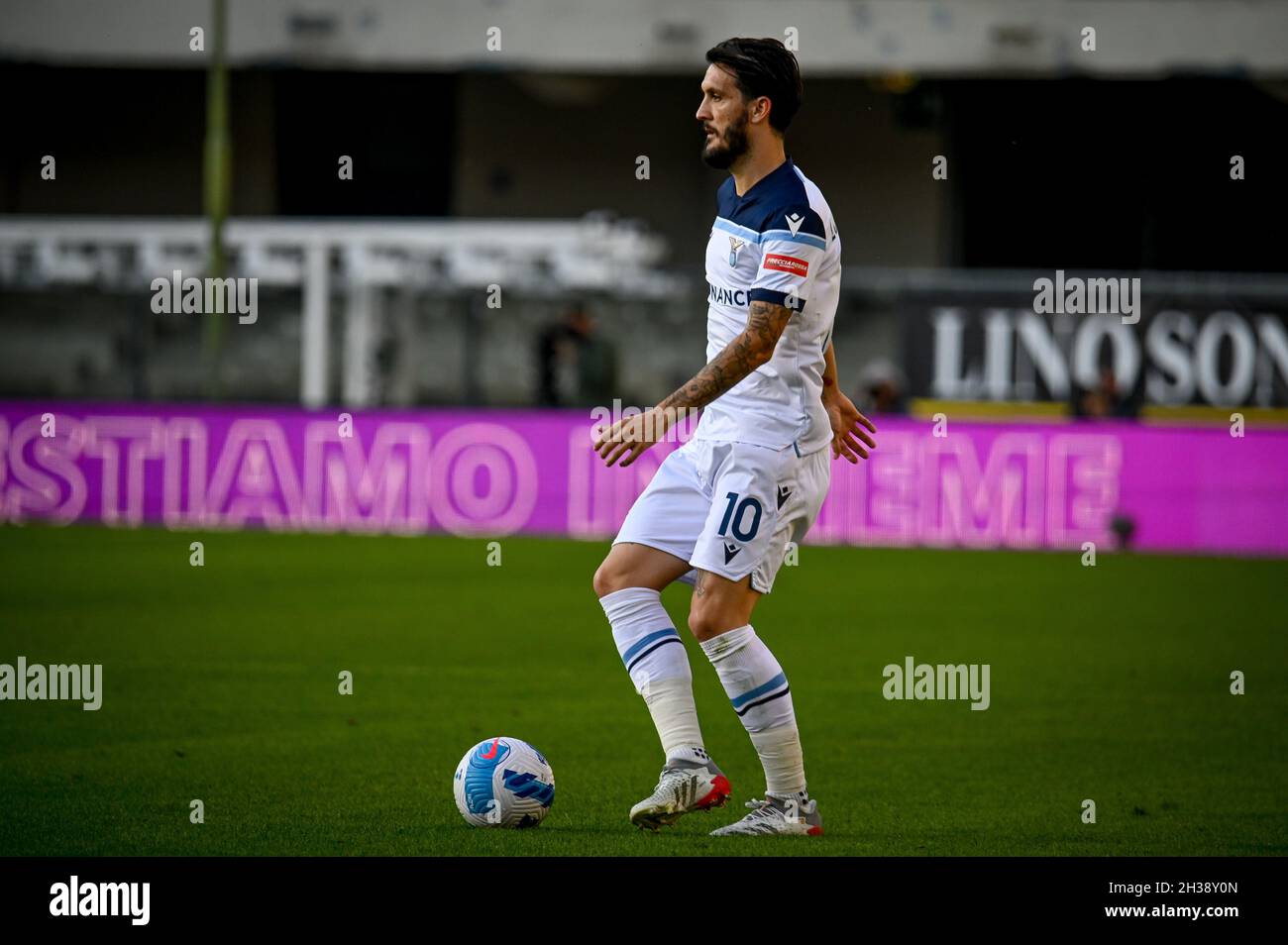 Verona, Italia. 24 ottobre 2021. Luis Alberto (Lazio) ritratto in azione durante Hellas Verona FC vs SS Lazio, Campionato Italiano di calcio A partita a Verona, Italia, Ottobre 24 2021 Credit: Agenzia indipendente Foto/Alamy Live News Foto Stock