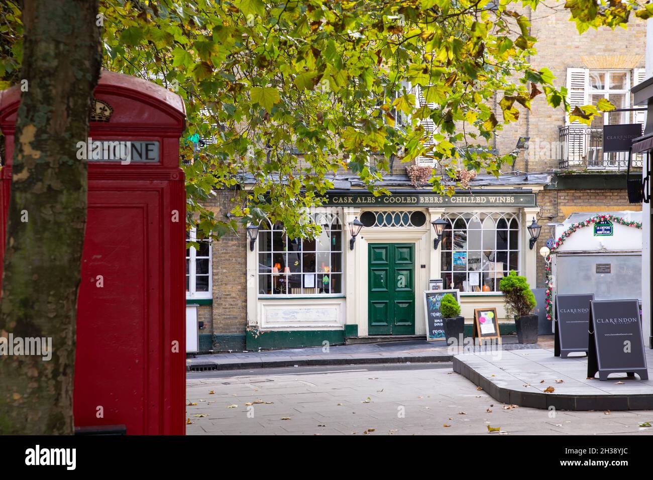 LONDRA, UK - 26 ottobre 2021: Hampstead è un distretto del centro di Londra, ricco di edifici georgiani e incantevoli vicoli Foto Stock