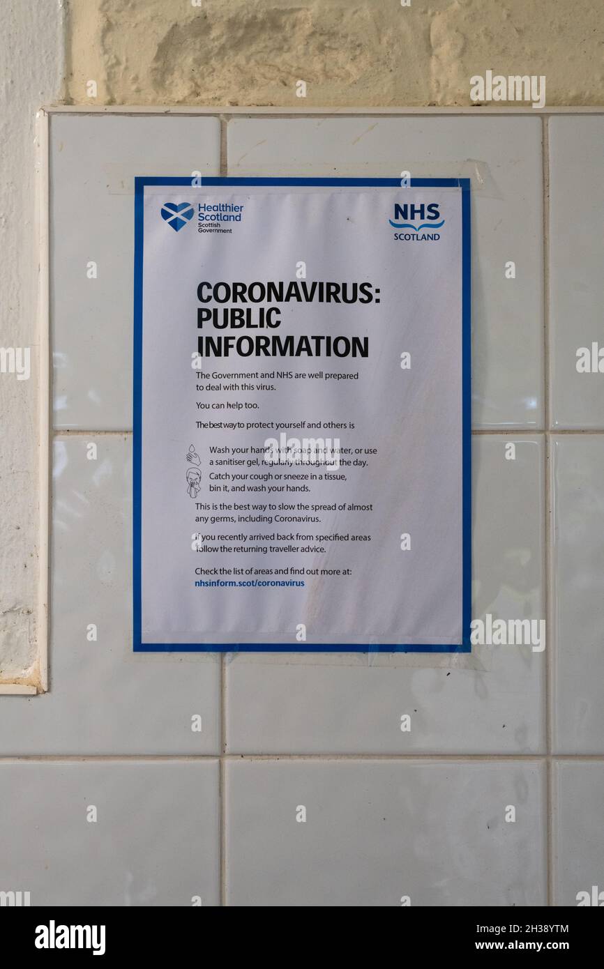 NHS Scotland Coronavirus pubblico segno di informazione in bagni pubblici - Scozia, Regno Unito Foto Stock