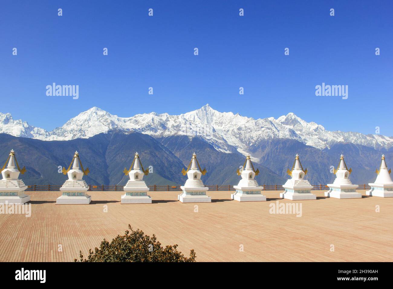 Santo bianco stupa di Feilai Tempio che domina la montagna di neve Meili a Deqin, provincia di Yunnan, Cina Foto Stock