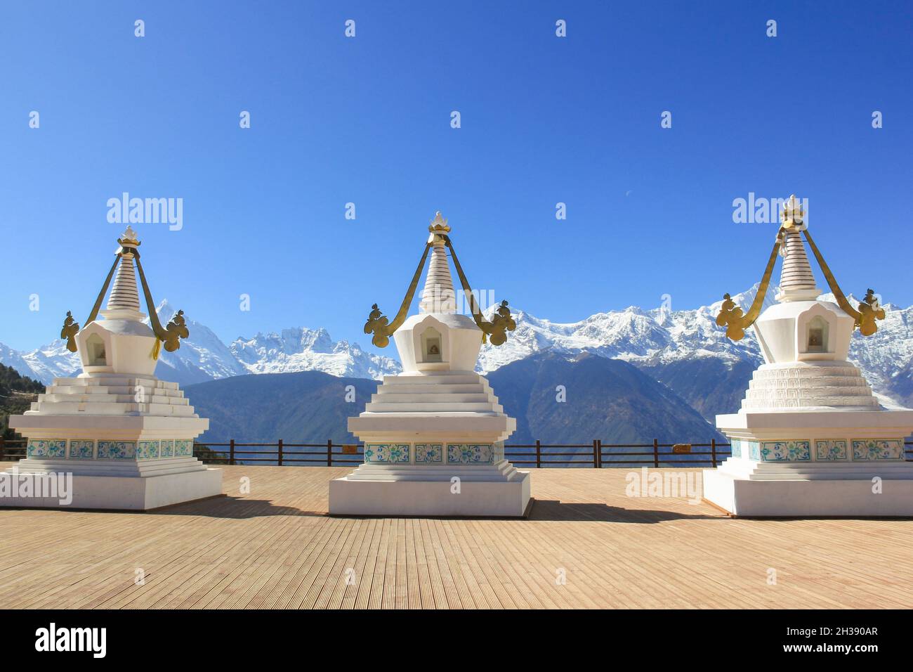 Santo bianco stupa di Feilai Tempio che domina la montagna di neve Meili a Deqin, provincia di Yunnan, Cina Foto Stock