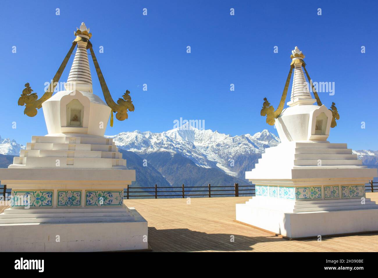 Santo bianco stupa di Feilai Tempio che domina la montagna di neve Meili a Deqin, provincia di Yunnan, Cina Foto Stock