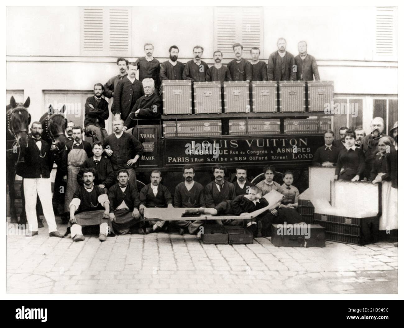 1890 CA, Asnières, FRANCIA: Il fashion designer e imprenditore francese LOUIS VUITTON ( 1821-1892 ), il più anziano con capelli bianchi seduto sul sedile del conducente del carro , raffigurato con tutti i dipendenti della sua fabbrica di tronco e valigia ad Asnieres-sur-Seine, Hauts-de-Seine, Île-de-France . Con Luigi i suoi figli Luigi , Georges Fereol ( 1857-1936 ) e Gaston Vuitton . Il ragazzo che giace sul divano in primo piano è Gaston-Louis Vuitton ( 1883 - 1970 ), figlio di Georges . Fotografo sconosciuto . - RITRATTO - RITRATTO - RITRATTO - STORIA - FOTO STORICA - MODA - MODA - MODA - ABBI Foto Stock