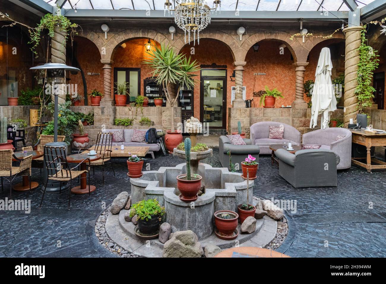 Cortile di un hotel in stile coloniale. Cuzco, Perù. Foto Stock