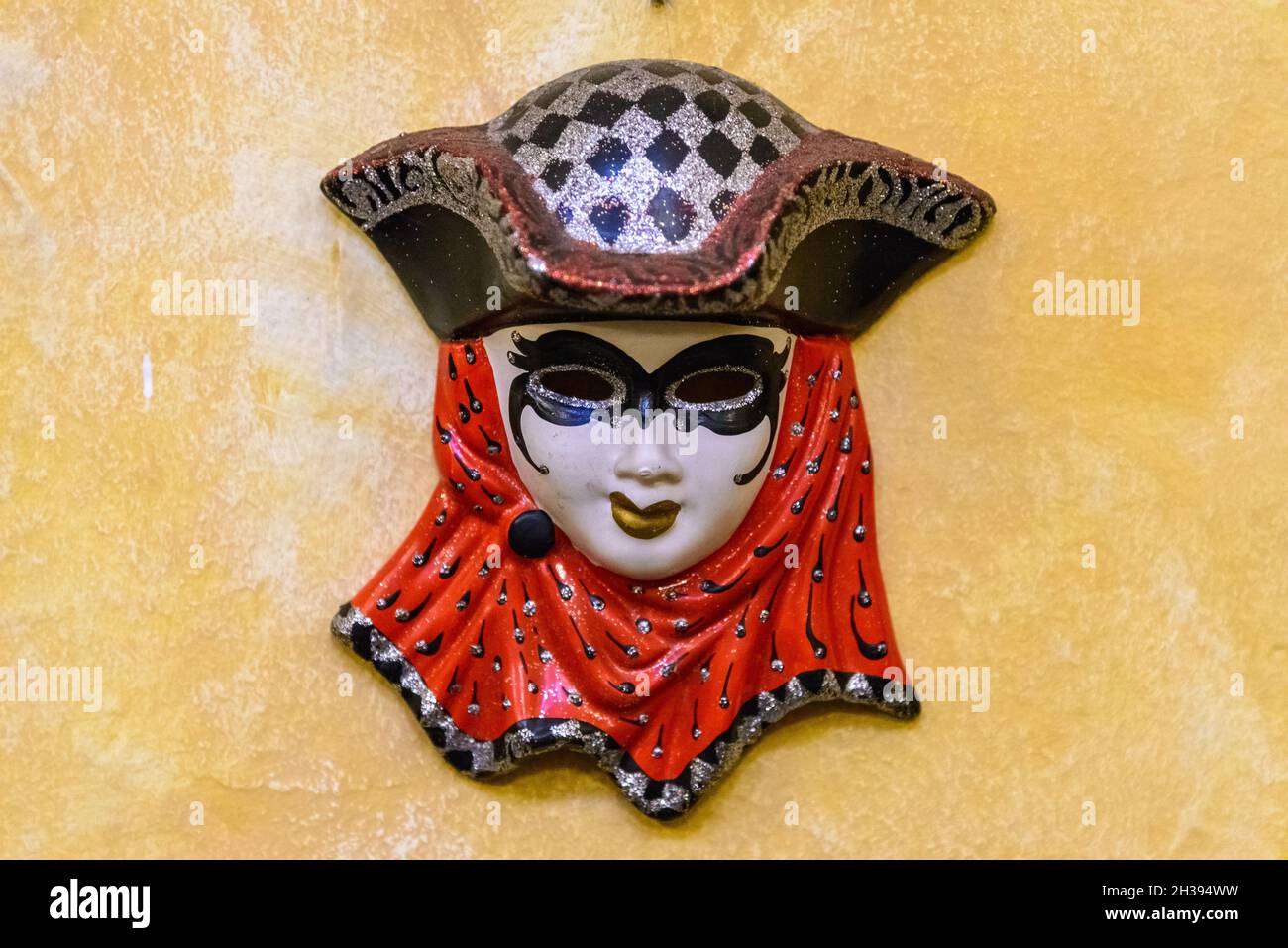 Maschera artistica di stile europeo decora il muro. Cuzco, Perù. Foto Stock