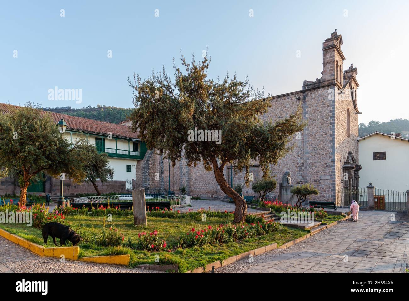 Una piccola chiesa e giardino nel centro storico Cuzco, Perù. Foto Stock
