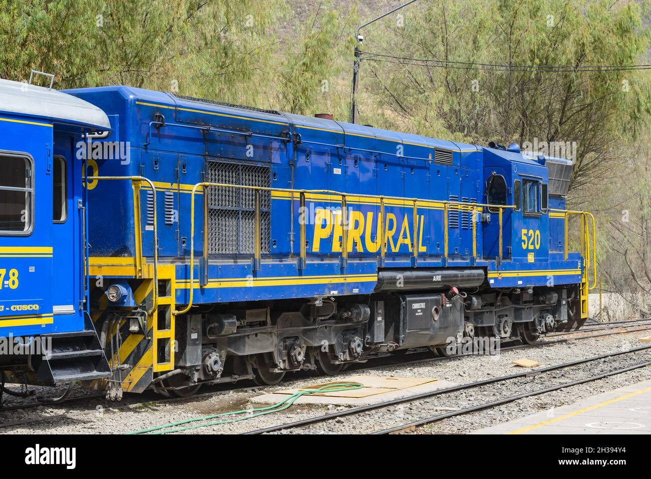 I treni della ferrovia blu del Perù portano i turisti a visitare Machu Picchu. Ollantaytambo, Cuzco, Perù. Foto Stock