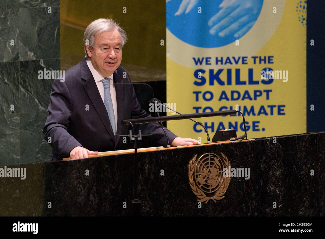 (211026) -- NAZIONI UNITE, 26 ottobre 2021 (Xinhua) -- il Segretario generale delle Nazioni Unite Antonio Guterres affronta un dibattito tematico ad alto livello sull'azione climatica presso la sede centrale delle Nazioni Unite a New York, il 26 ottobre 2021. Guterres ha detto martedì che la crisi climatica è un codice rosso per l'umanità e che è necessario un intervento urgente prima che sia troppo tardi. (Manuel Elias/un Photo/Handout via Xinhua) Foto Stock